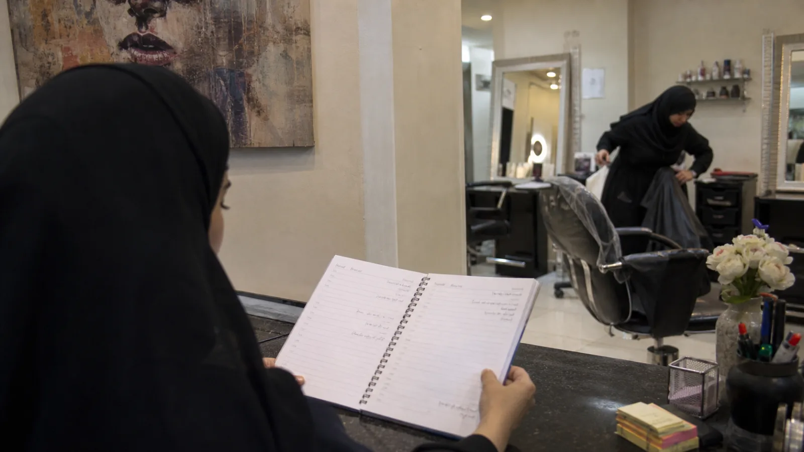 مديرة صالون سعودية تراجع جدول الأخصائيات ومحطات الخدمة