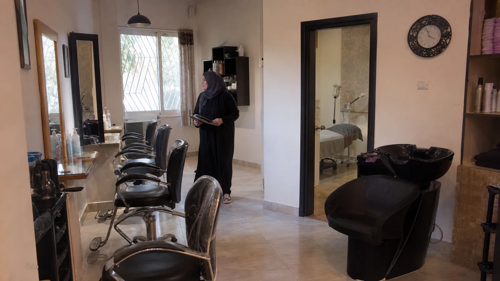 مديرة صالون سعودية تقيّم سعة الكراسي وغرفة الخدمة
