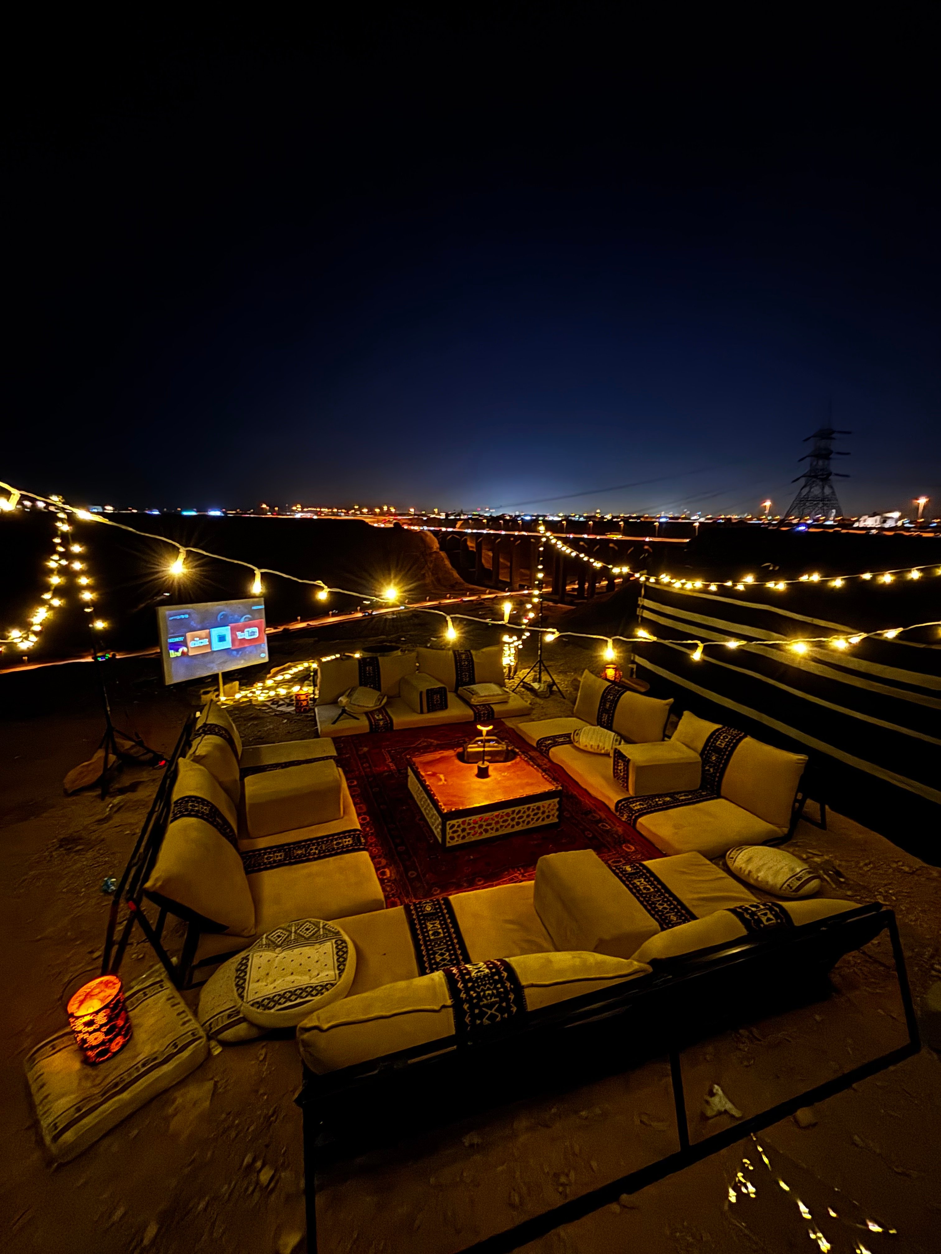 مخرج 16 - جلسة أرضية بيج (بروجكتر)