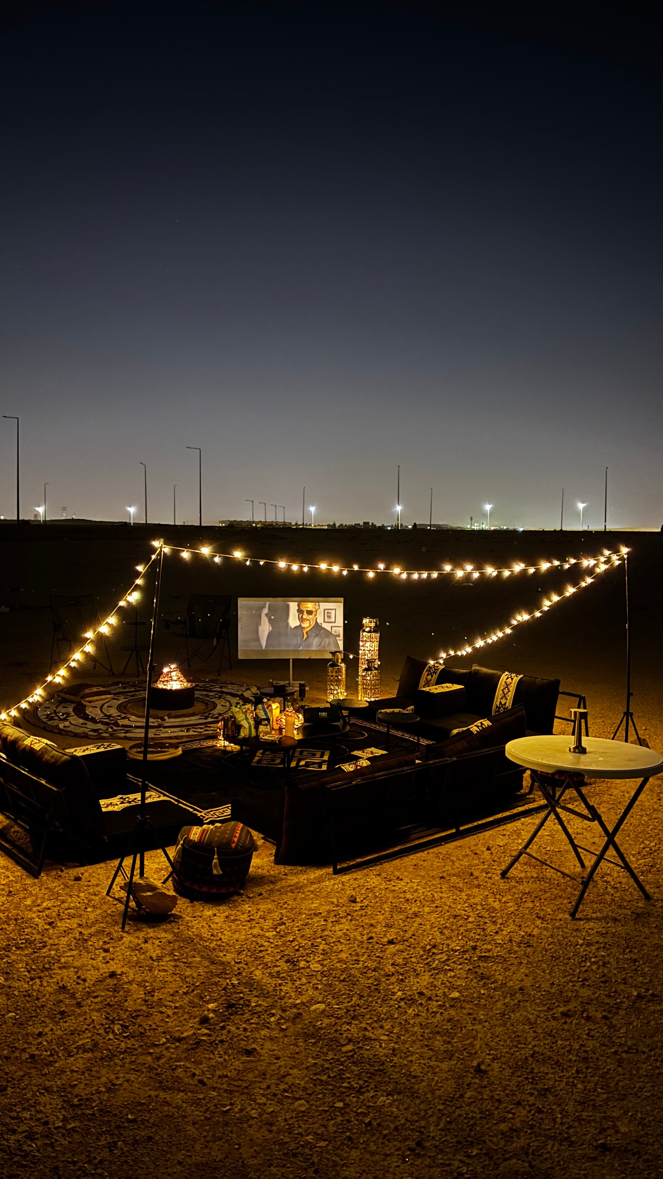 القيروان - جلسة أرضية أسود (بروجكتر)