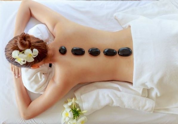 مساج الأحجار الساخنة