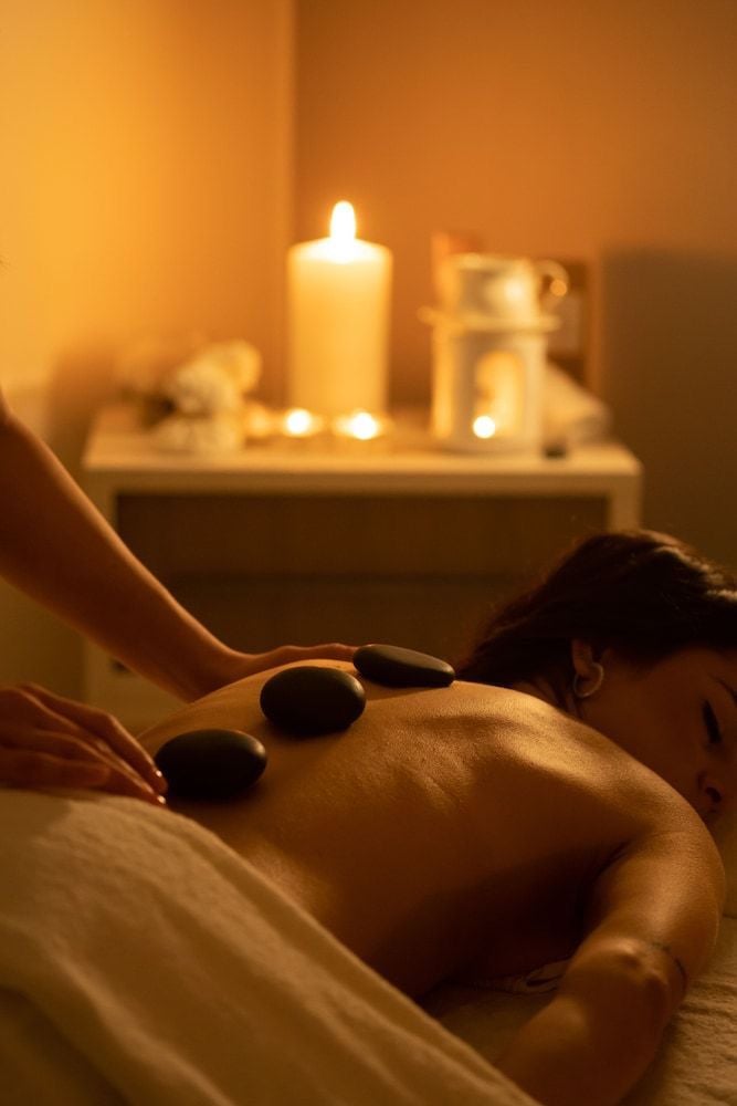 مساج الأحجار الساخنة | HOT STONES MASSAGE
