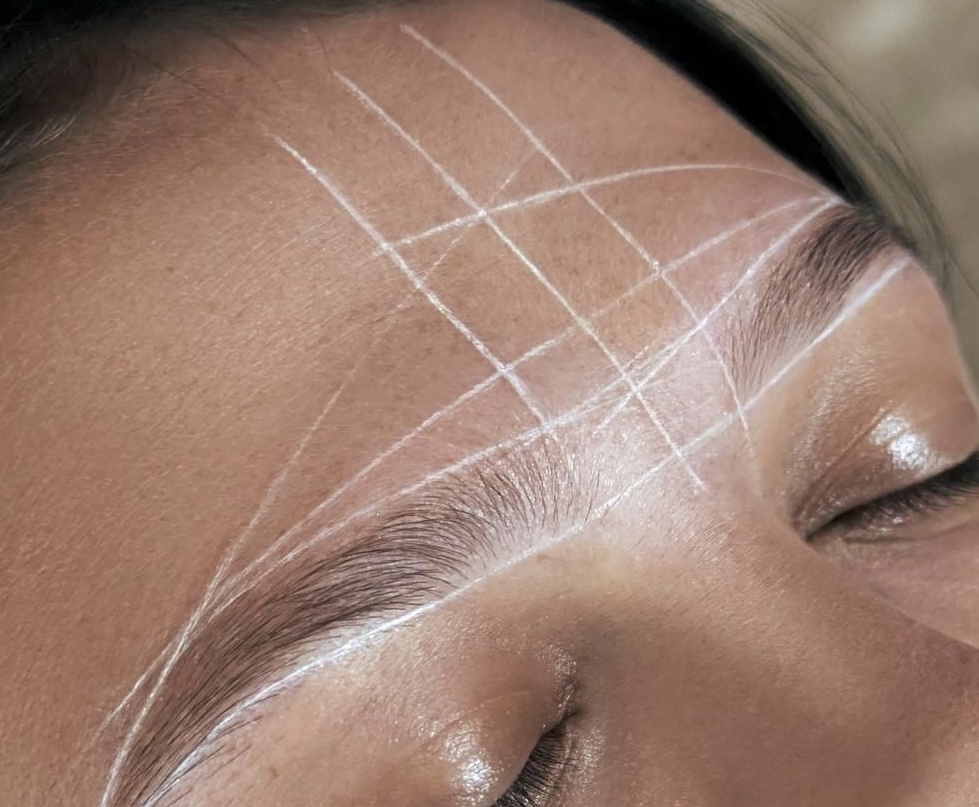 اخذ للحواجبب بمايتاناسب مع شكل الوجه