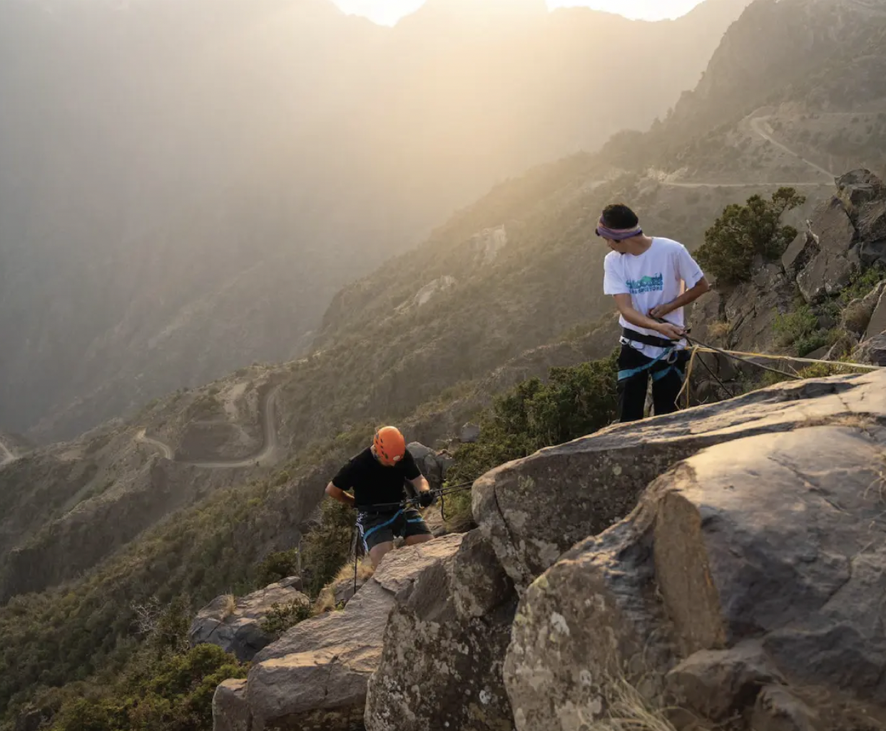 تجربة الإنزال الجبلي (Rappelling)
