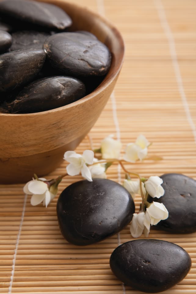 مساج الأحجار الساخنة | HOT STONES MASSAGE